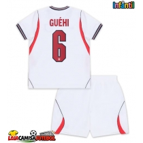Camisa de Futebol Inglaterra Marc Guehi #6 Equipamento Principal Infantil Mundo 2026 Manga Curta (+ Calças curtas)